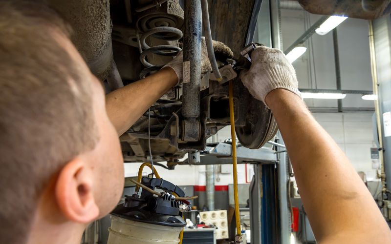 
            Как прокачать тормоза правильно и когда это нужно: инструкция
        