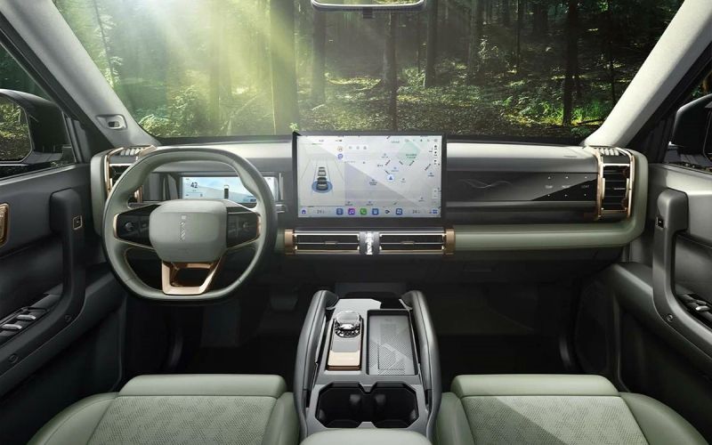 
            От iCar 03 до Mercedes E-Class. Названы цены на автоновинки для России
        