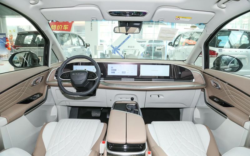 
            От iCar 03 до Mercedes E-Class. Названы цены на автоновинки для России
        