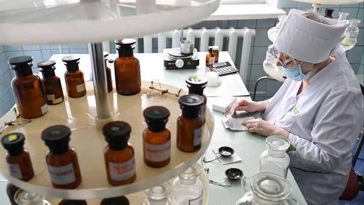 РБК: мировые фармкомпании стали меньше платить российским врачам