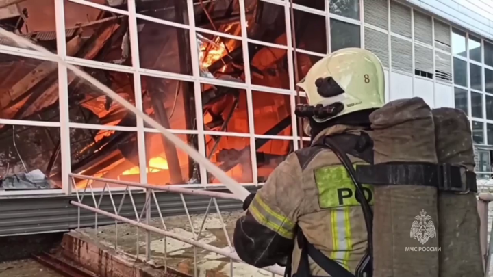 В горящем цехе НПО автоматики в Екатеринбурге обрушилась крыша