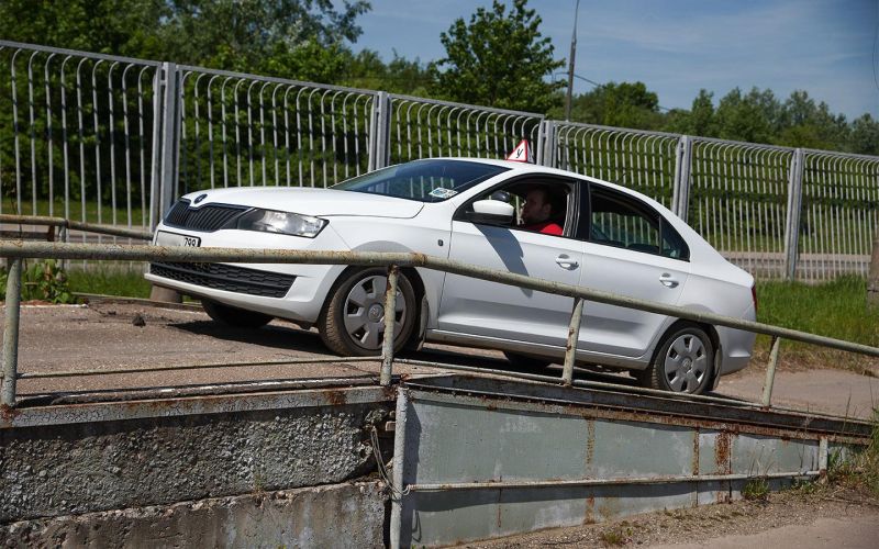 
            Внутренний экзамен в автошколе в 2024 году. Из чего состоит и как пройти
        