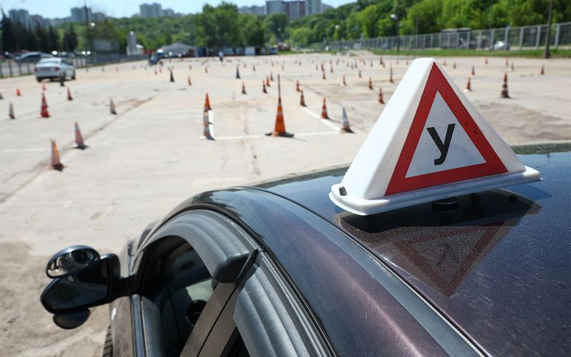 
            Внутренний экзамен в автошколе в 2024 году. Из чего состоит и как пройти
        