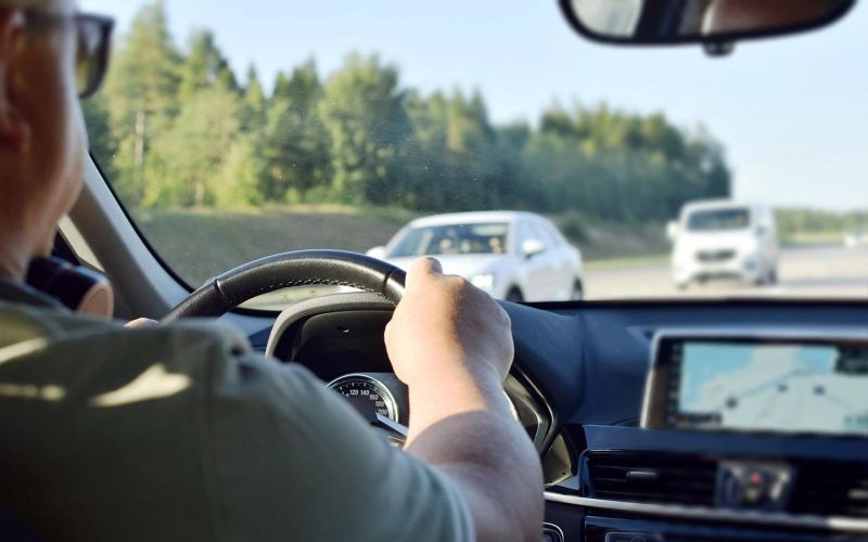 
            Водитель выехал на встречку, вернулся под знак: почему за это лишат прав
        