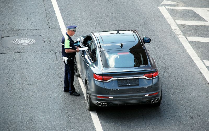 
            Водителям грозит новое наказание за рамки и бумажки на номерах. Подробно
        