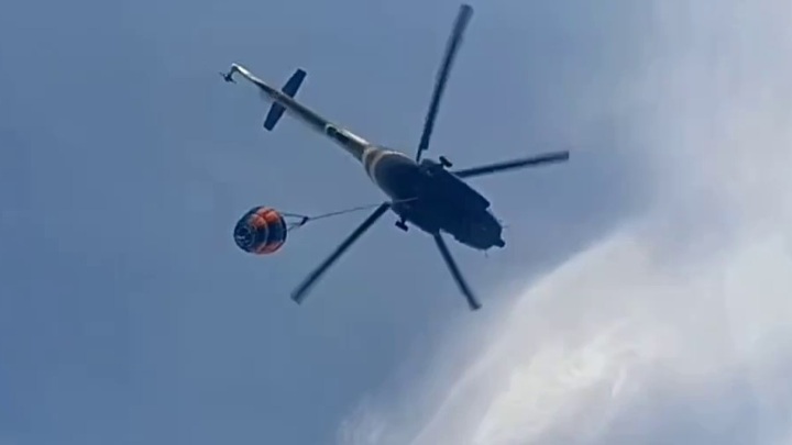 Второй вертолет подключили к тушению пожара в Коктебеле