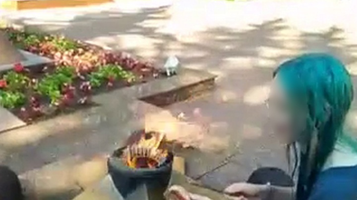 Жарившую сосиски на Вечном огне школьницу задержали в Рузе