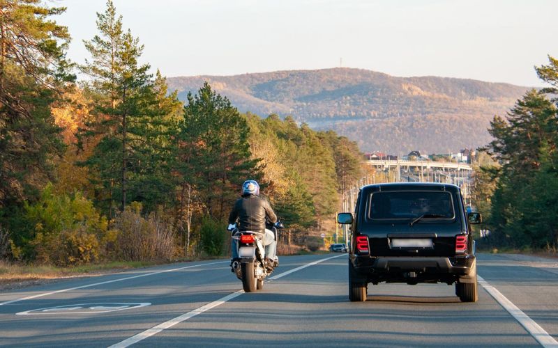 
            Билет 4, вопрос 11 ПДД 2024. Разрешено ли обогнать мотоцикл
        