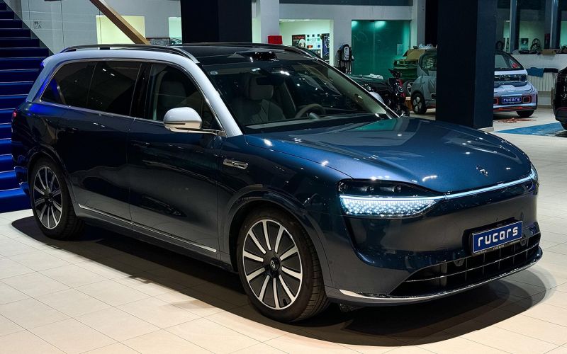 Дилер назвал российские цены на флагманский кроссовер Aito M9