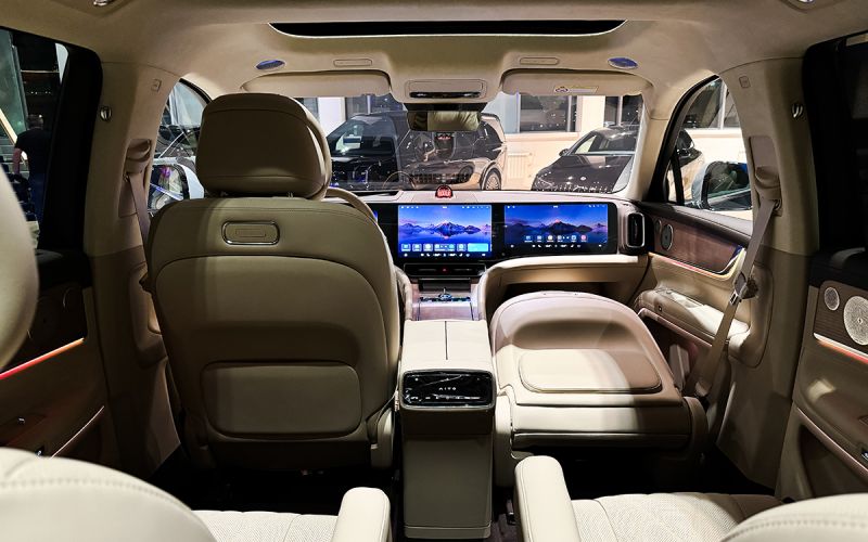 Дилер назвал российские цены на флагманский кроссовер Aito M9