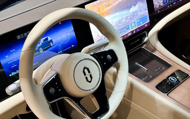 Дилер назвал российские цены на флагманский кроссовер Aito M9