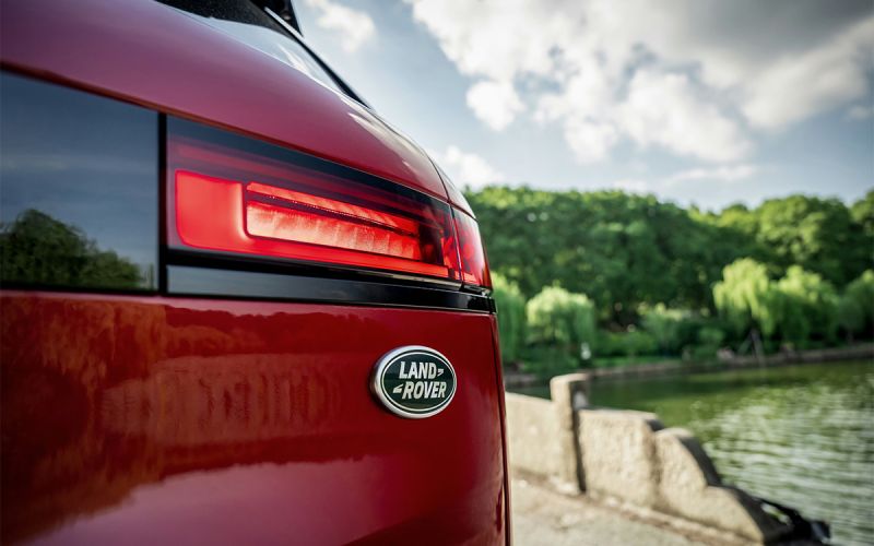 
            Дилер привез в Россию новый гибридный Range Rover Sport за ₽19,9 млн
        