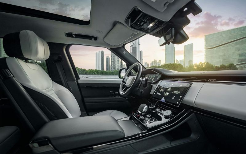 
            Дилер привез в Россию новый гибридный Range Rover Sport за ₽19,9 млн
        