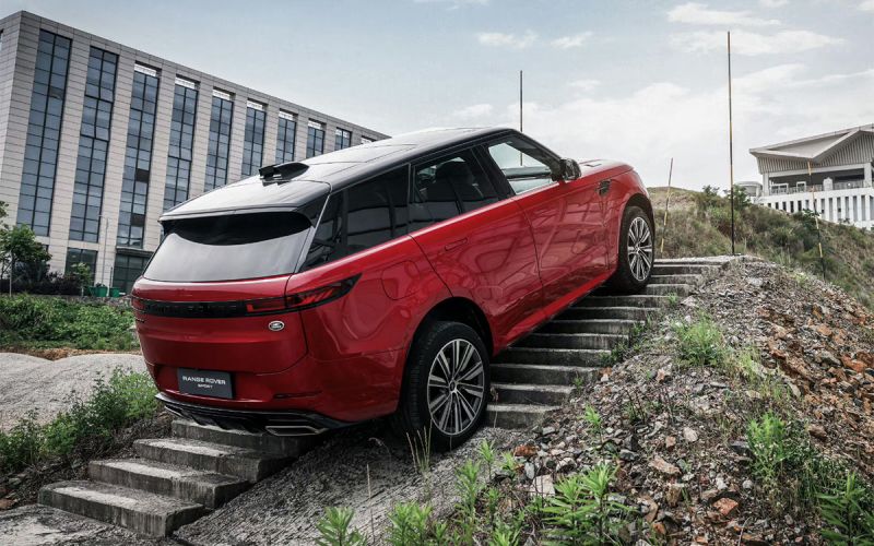 
            Дилер привез в Россию новый гибридный Range Rover Sport за ₽19,9 млн
        