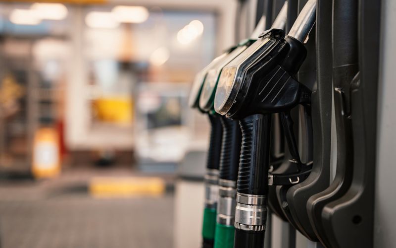 
            Ремонты на НПЗ и запрет на экспорт топлива: что будет с ценами на бензин
        