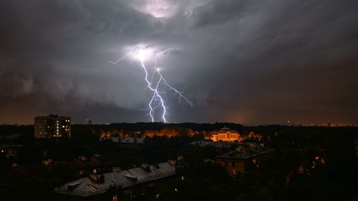 В Москве объявлен желтый уровень опасности из-за грозы