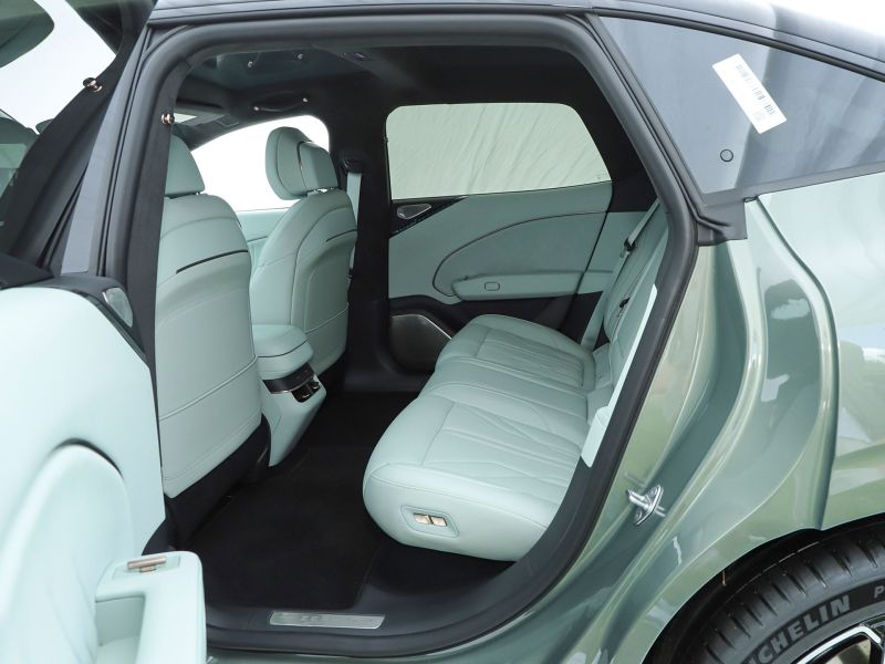 Zeekr обновил седан 007 в Китае. Он продается в России