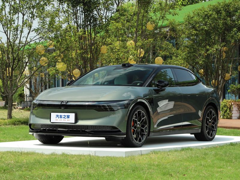 Zeekr обновил седан 007 в Китае. Он продается в России