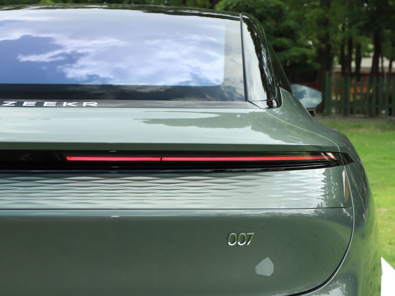 Zeekr обновил седан 007 в Китае. Он продается в России