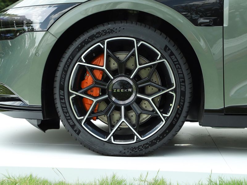 Zeekr обновил седан 007 в Китае. Он продается в России