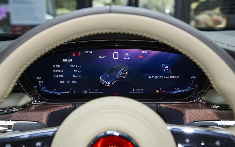 
            Hongqi представил на ВЭФ первый в линейке люксовый седан L1
        