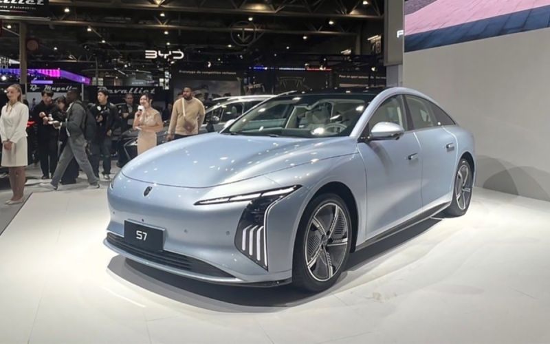 Китайцы удивили Парижский автосалон. Какие новинки приедут в Россию