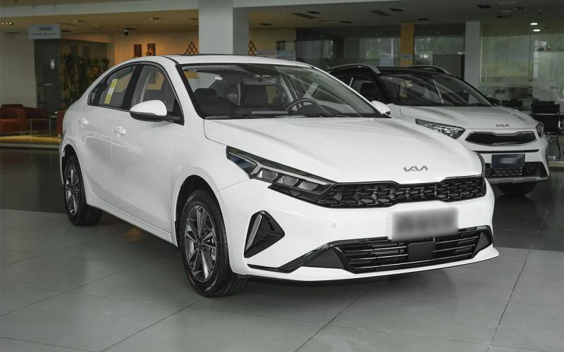 
            Новые Kia в России: какие модели легко купить у дилеров за ₽2,5 млн
        