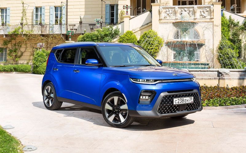 
            Новые Kia в России: какие модели легко купить у дилеров за ₽2,5 млн
        