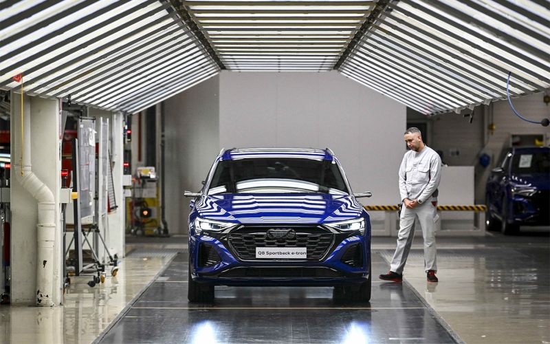 Автопилот Lada, новинки КНР, закрытие заводов и рост авторынка: итоги