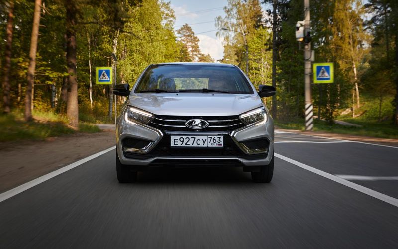 Автопилот Lada, новинки КНР, закрытие заводов и рост авторынка: итоги