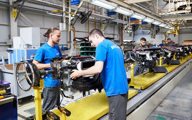 Какие зарплаты получают работники российских автозаводов. Не разгуляться