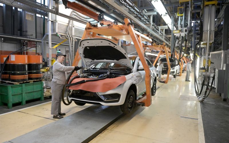 Какие зарплаты получают работники российских автозаводов. Не разгуляться