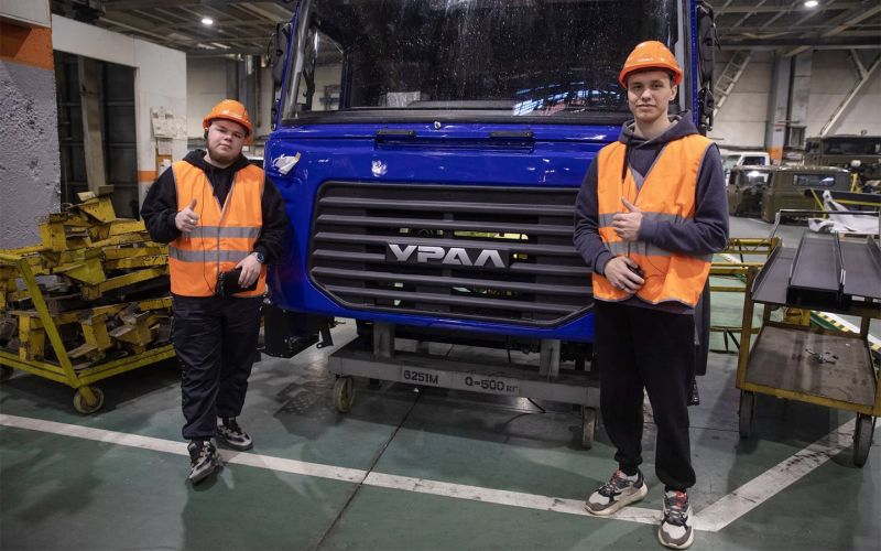 Какие зарплаты получают работники российских автозаводов. Не разгуляться