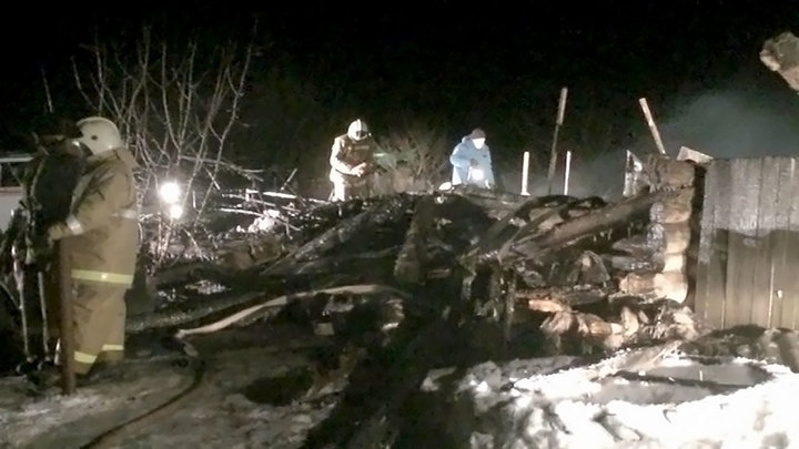 Один человек погиб на пожаре в деревянном многоквартирном доме в ЯНАО