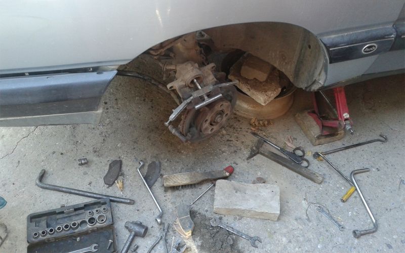 Вы знаете, как накажут за ремонт авто в собственном дворе? Проверьте себя