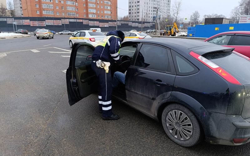 
            ГАИ будет останавливать всех подряд. Водителей ждут тотальные проверки
        