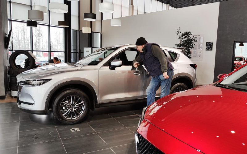 
            «Касается любых марок». Доллар упал, что будет с ценами на машины
        