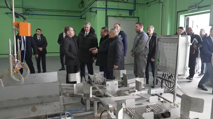 Медведев посетил Казанский пороховой завод и провел совещание - Новости на Вести.ru
