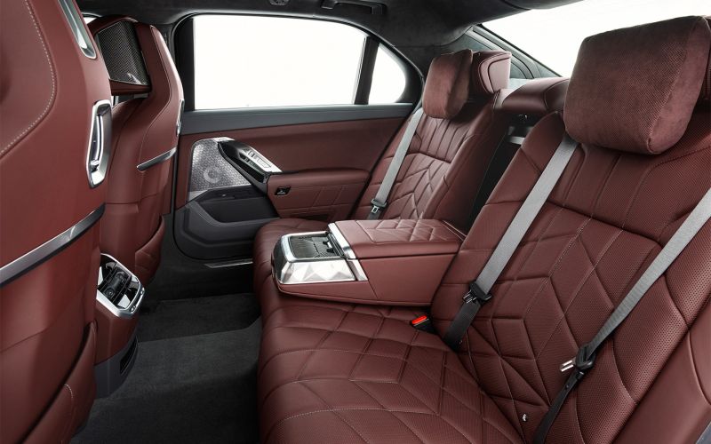 
            Mercedes или BMW: какая машина лучше и чем они отличаются
        