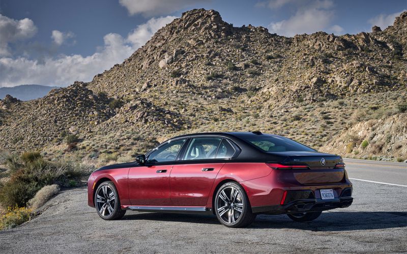 
            Mercedes или BMW: какая машина лучше и чем они отличаются
        