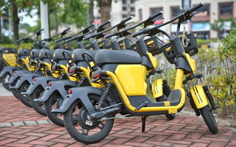 Нужны ли права на электроскутер и можно ли ездить без них