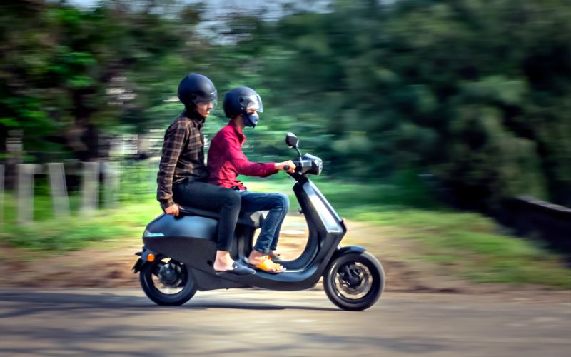 Нужны ли права на электроскутер и можно ли ездить без них