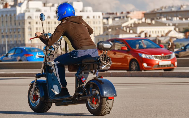 Нужны ли права на электроскутер и можно ли ездить без них