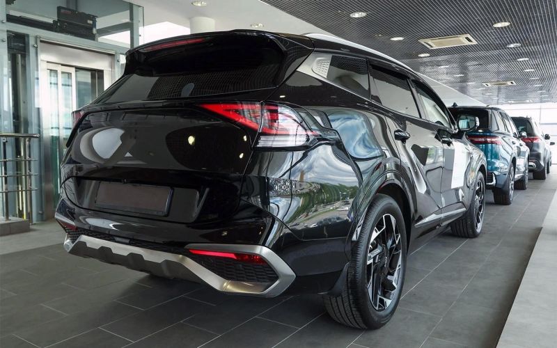 
            Доллар упал, но автомобили не подешевеют. Эксперты объяснили почему
        