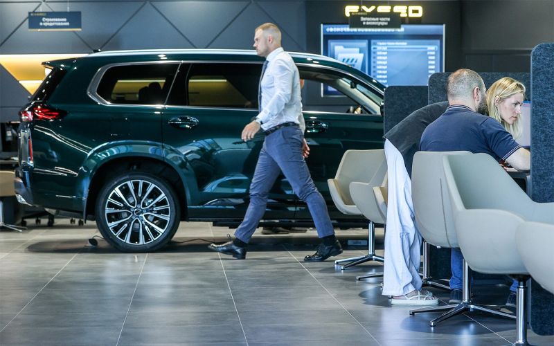 
            Доллар упал, но автомобили не подешевеют. Эксперты объяснили почему
        