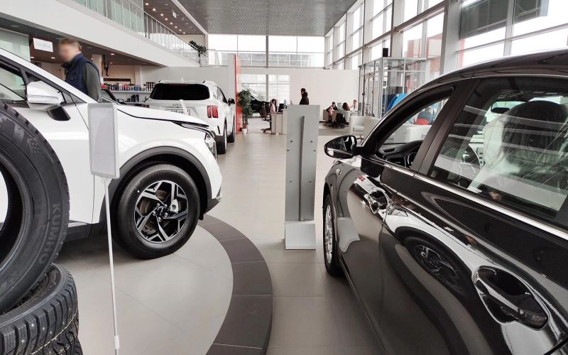 
            Доллар упал, но автомобили не подешевеют. Эксперты объяснили почему
        