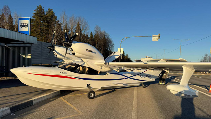 Легкомоторный самолет совершил аварийную посадку на дорогу в Вологодской области - Новости на Вести.ru