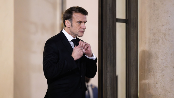 Макрон допустил возможность восстановления диалога с Путиным - Новости на Вести.ru