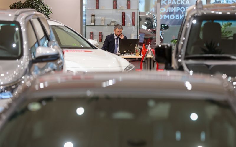 Рубль укрепился. Эксперты рассказали, когда упадут цены на новые машины