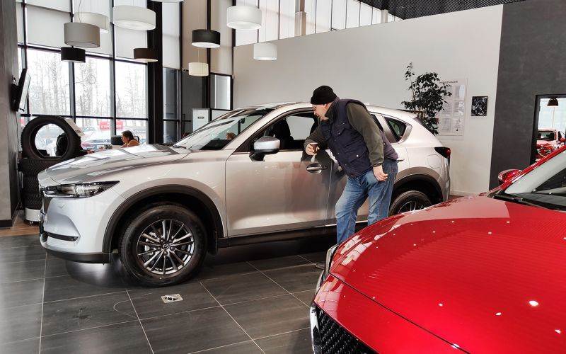 Рубль укрепился. Эксперты рассказали, когда упадут цены на новые машины